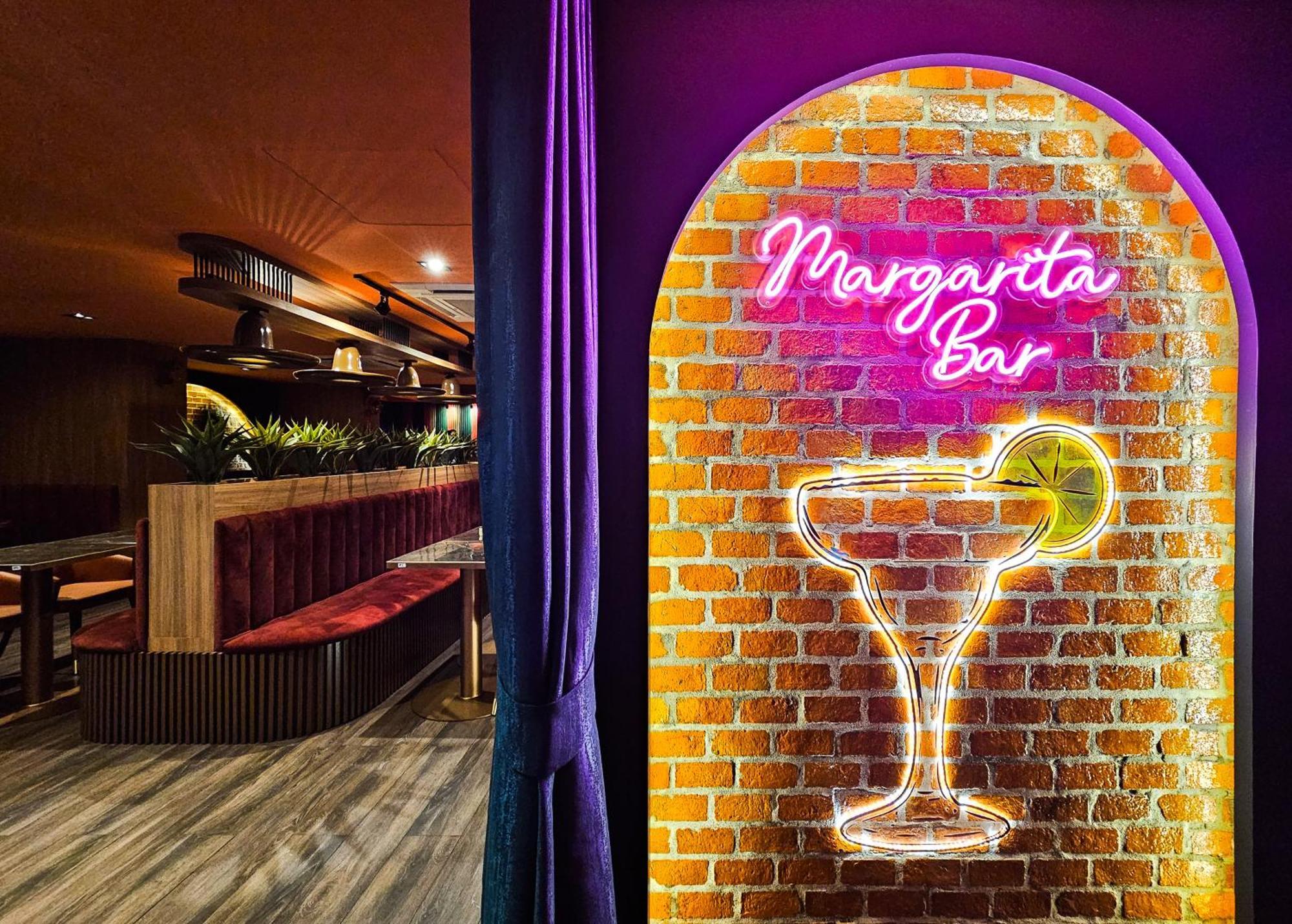 Miami Hotel Bangkok - SHA Plus Kültér fotó